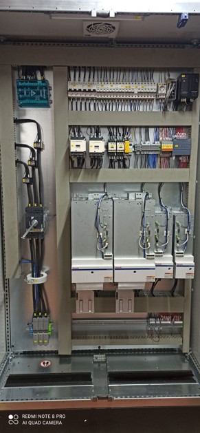 Çoklu İstasyonlu Şişirme Makinesi Ekstrüder Vidalarının Servo Motor ile Dozajlama Kontrol Sisteminin Tasarımı