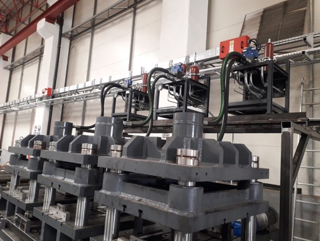 Parçalı Kalıp İle Hızlı Üretime Uygun, Yüksek Hız ve Degisken Kuvvetlere Ayarlanabilir Hidrolik Sistem